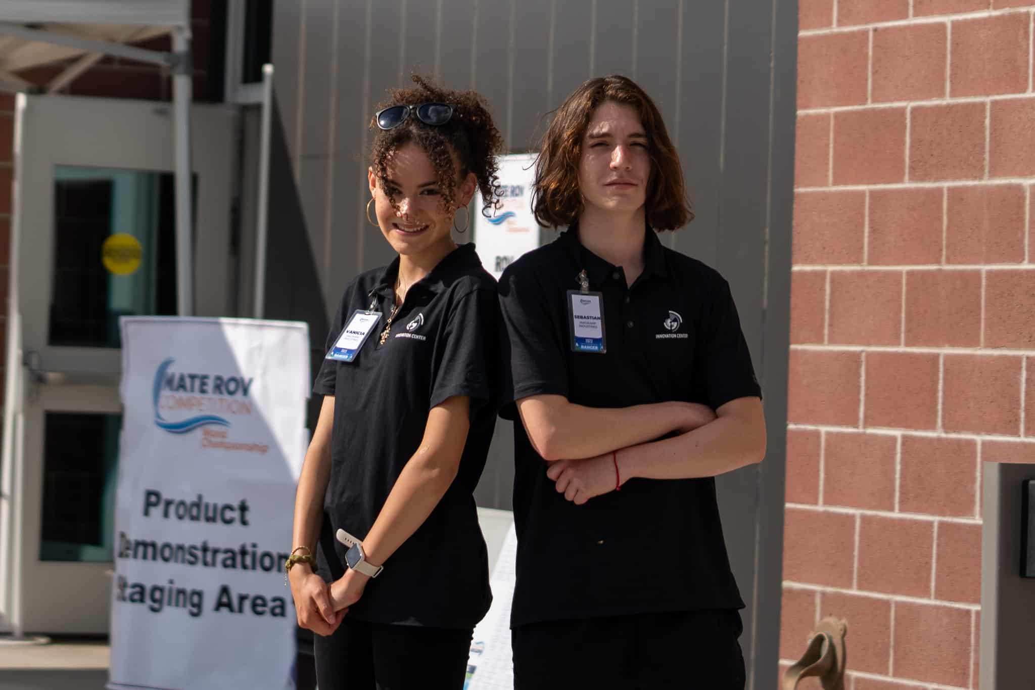 Vanicia Thomas (izquierda) y Sebastián Delgado Martínez (derecha) Erie High Estudiantes de segundo año y compiten con el equipo de Robótica Acuática del Centro de Innovación.