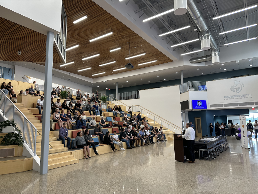 Multitud de asistentes al acto de la red de antiguos alumnos de P-TECH